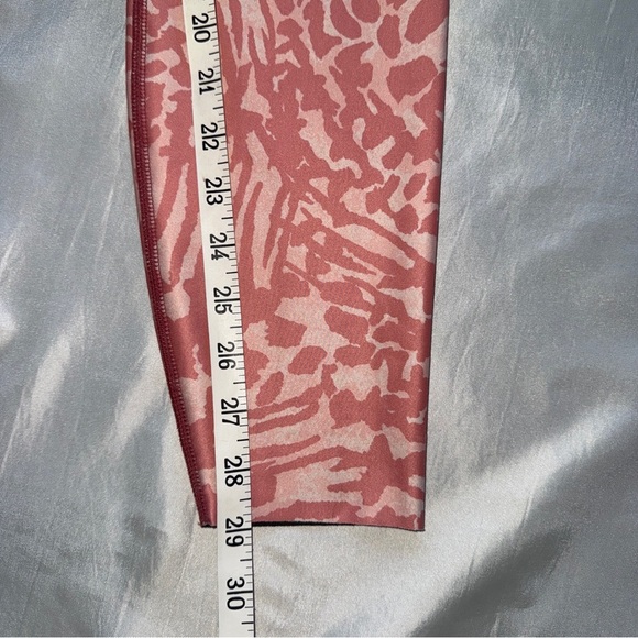 Good American Wild Hibiscus High Impact Leggings Small/1 Burgundy Ombre Drip - Picture 4 of 10